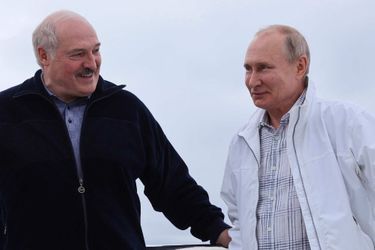 Alexandre Loukachenko et Vladimir Poutine à Sotchi, le 29 mai 2021, sur des images diffusées par le Kremlin.