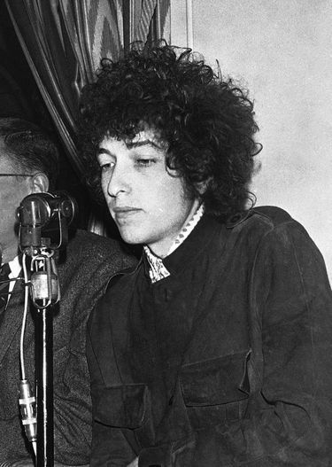 Bob Dylan donne une conférence de presse à l'hôtel George V à Paris, avant son concert à l'Olympia en mai 1966.