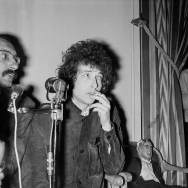 Bob Dylan, accompagné de sa poupée en bois, donne une conférence de presse à l'hôtel George V à Paris, avant son concert à l'Olympia en mai 1966.