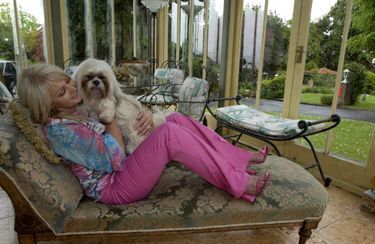 https://resize-parismatch.lanmedia.fr/r/375,,forcex/img/var/pm/public/media/image/2022/02/28/23/Bonnie-Tyler-2004-Photos_1.jpg?VersionId=2dkz4gwhd8gBS1aC8EhoQ0EP62JpjmMr