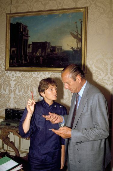Claude Chirac auprès de son père Jacques Chirac, Premier ministre, à l'Hôtel Matignon le 27 août 1987.