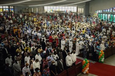 Dimanche 20 juin, trois jours après son arrivée en Côte d’Ivoire, Laurent Gbagbo réserve sa première grande apparition publique à la messe de 64 la cathédrale Saint-Paul.