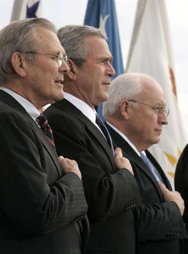 Donald Rumsfeld, avec le président George W. Bush et le vice-président Dick Cheney, lors lors de son départ du Pentagone en décembre 2006.