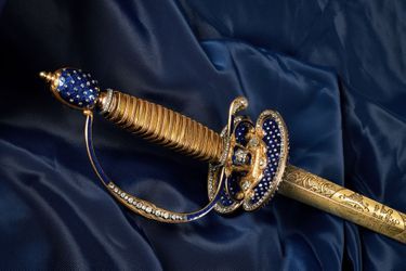 Epée princière de la fin du XVIIIe siècle en vente aux enchères par la Maison Osenat à Versailles le 11 juillet 2021