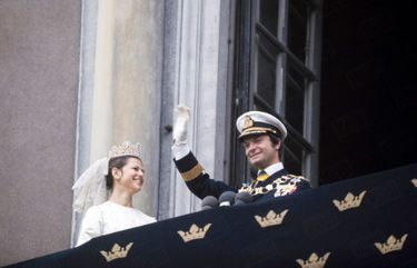Le roi Carl XVI Gustaf et son épouse Silvia au balcon du Palais Royal de Stockholm, à l'occasion de leur mariage, le 19 juin 1976.