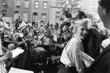 « C’est blottie dans les bras d'Arthur Miller que Marilyn a annoncé ses fiançailles à la presse qui l'attendait dans la rue depuis une heure et demie devant l'immeuble de Sutton Place où elle habite, et qui menaçait de bloquer la circulation. » - Paris Match n°378, 7 juillet 1956