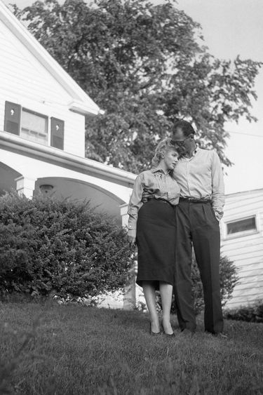 « C'est à Roxbury (Connecticut) qu'ils se sont réfugiés après la conférence de presse. Il y a, dans le jardin, une maison sur un arbre et une piscine que Miller a bâties lui-même. » - Paris Match n°378, 7 juillet 1956