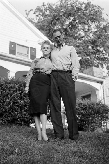 « C'est à Roxbury (Connecticut) qu'ils se sont réfugiés après la conférence de presse. Il y a, dans le jardin, une maison sur un arbre et une piscine que Miller a bâties lui-même. » - Paris Match n°378, 7 juillet 1956