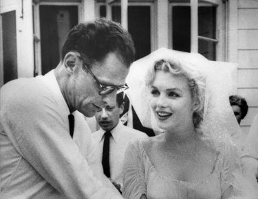Marilyn Monroe et Arthur Miller le jour de leur mariage, le 29 juin 1956, à Roxbury dans le Connecticut.