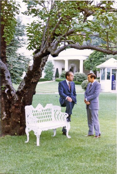 Le président Richard Nixon et son conseiller Donald Rumsfeld, dans les jardins de la Maison Blanche, en juillet 1972.