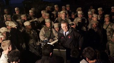 Le secrétaire à la Défense Donald Rumsfeld au milieu des troupes américaines à Bagram en Afghanistan, en décembre 2001.