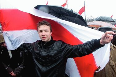 Les couleurs interdites. Roman Protassevitch lors d'une manifestation pour la liberté à Minsk, en 2012.