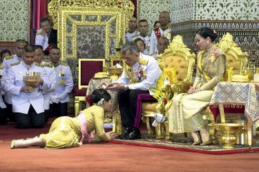 Au palais royal de Bangkok, lors du couronnement le 4 mai 2019. Prosternation rampante devant le "devaraj" (roi-dieu) et sa quatrième femme, Suthida, épousée trois jours avant.