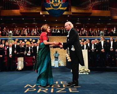 Le 10 décembre 2019, au Stockholm Concert Hall, le roi Carl Gustaf remet le prix à Esther Duflo, vêtue d'un sari en hommage à l'Inde.