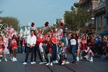 En piste avec la bande de "HSMTMTS", lors de la parade de Noël du parc Disneyland, en Californie, le 25 décembre 2019.