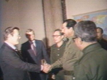 Le 28 décembre 1983, Rumsfeld échange une poignée de main avec Saddam Hussein, à qui il vient proposer une reprise des relation s diplomatiques.
