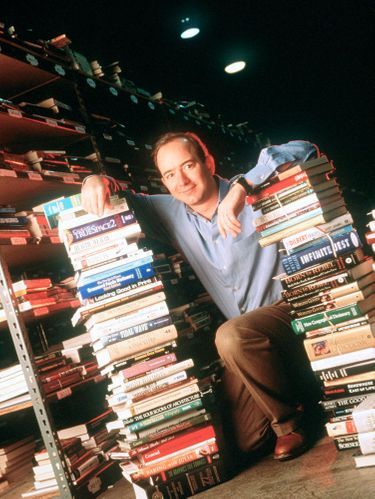 Jeff Bezos dans les locaux d'Amazon à Seattle, en 1997.