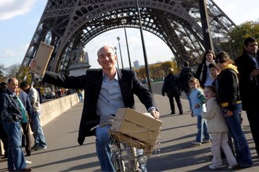 « Jeff Bezos a trouvé une nouvelle manière de livrer les produits Amazon à Paris : le Vélib’ ! » - Paris Match n°3053, 22 novembre 2007