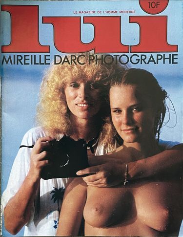 Mireille Darc en couverture de « Lui » en 1987, au côté de son modèle, Torun, 18 ans, mannequin suédois.