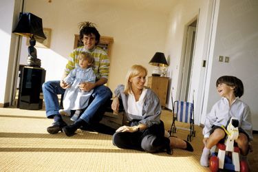 Chez lui à Turin en novembre 1982, avec Christelle et leurs enfants, Marine et Laurent.