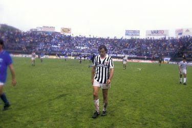 Le 17 mai 1987, à Turin, Michel Platini, milieu de la Juventus, quitte seul le stade après le dernier match de sa carrière.