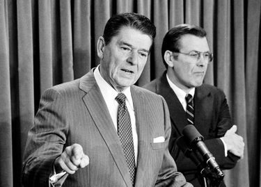 En novembre 1983, nommé envoyé spécial des Etats-Unis au Moyen-Orient, il assiste Reagan qui défend, devant la presse, l’intervention américaine à Grenade.