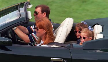 Sarah Ferguson et le prince Andrew avec leurs filles, au tournoi caritatif de golf de Wentworth, le 5 août 1996. Soit deux mois après le divorce officiel du couple.