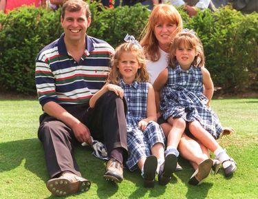 Sarah Ferguson et le prince Andrew avec leurs filles, au tournoi caritatif de golf de Wentworth, le 5 août 1996. Soit deux mois après le divorce officiel du couple.