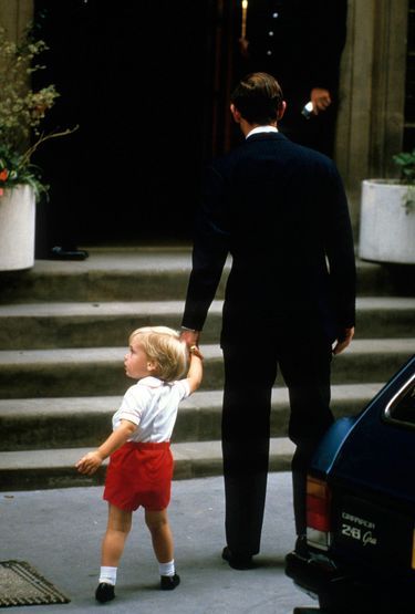 "William est arrivé à Saint Mary attaché dans son siège d'enfant à l'arrière de la voiture de son père et c'est Charles lui-même qui l'a aidé à en sortir. Lui tenant fermement la main, l'enfant a pénétré dans la maternité pour aller découvrir son petit frère." - Paris Match n°1844, 28 septembre 1984