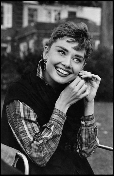 Audrey Hepburn sur le tournage de Sabrina de Billy Wilder, en 1955. Côté coulisses, l'actrice vivra une histoire passionnelle avec l'un de ses partenaires à l'écran, William Holden.