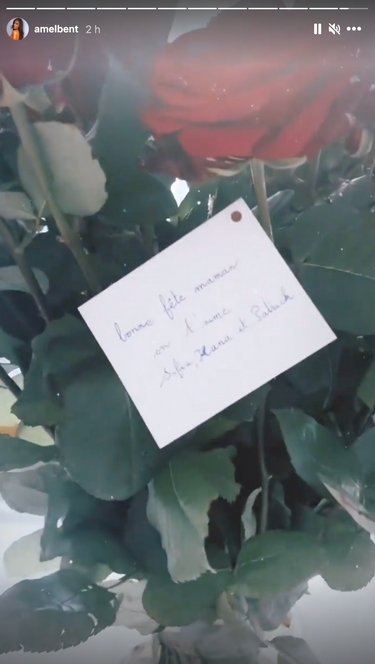 Amel Bent révèle le bouquet de roses qu'elle a reçu pour la fête des mères de son mari et de leurs filles le 30 mai 2021