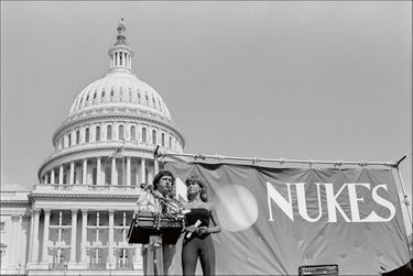 Contre l’énergie nucléaire, en 1979 devant le Capitole, avec son deuxième mari, l’activiste Tom Hayden. Il deviendra membre de l’Assemblée de l’État de Californie trois ans plus tard.