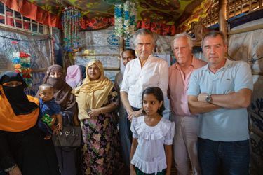 Mars 2020, Bangladesh. Dans un camp de Rohingyas, avec Gilles Hertzog, compagnon de tous les reportages, et Marc Roussel, coréalisateur du film « Une autre idée du monde ».