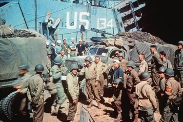 Le 6 juin 1944, les soldats des forces alliées débarquent sur la plage d'Omaha Beach glissés dans des pantalons chinos.