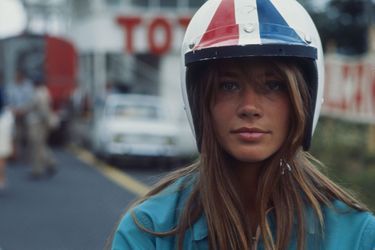 Sur le tournage de « Grand Prix », de John Frankenheimer. Elle incarne une hippie amoureuse d’un pilote de course. Août 1966.