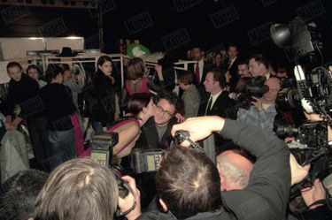 « Pari gagné. Backstage les mannequins viennent féliciter le jeune styliste. » - Paris Match n°2599, 18 mars 1999