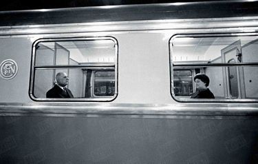 Le président Charles de Gaulle et son épouse Yvonne, en gare de Lille avant leur retour à Paris par le train, après un voyage de quatre jours dans le Nord-Pas-de-Calais, en avril 1966.