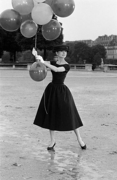 Audrey Hepburn au Jardins des Tuileries, à Paris. 1956.