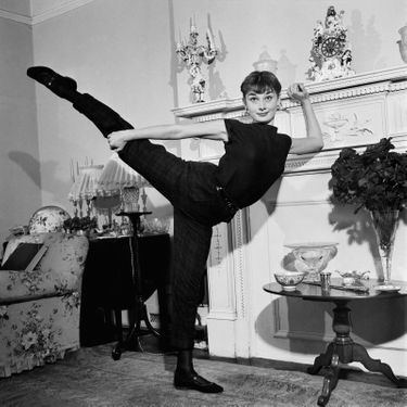 Londres, septembre 1951. Audrey Hepburn, 22 ans, s’exerce dans son appartement de Mayfair. Jusque-là inconnue, l’actrice britannique a été choisie pour interpréter Gigi l’héroïne de Colette dans une pièce adaptée par Anita Loos qui sera montée à Broadway. Alors qu’elle se destinait à la danse, le succès qu’elle obtiendra sur les planches va lui ouvrir les portes du cinéma. Trois ans plus tard, elle remporte l’Oscar de la meilleure actrice pour son rôle dans Vacances romaines de William Wyler.