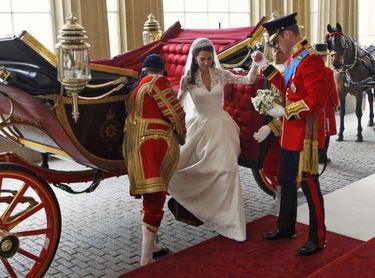 « 13 h 30. Catherine et William gravissent les marches de Buckingham Palace. Galant, le prince a aidé sa jeune épouse à sortir du landau. » - Paris Match n°3233, 2 mai 2011