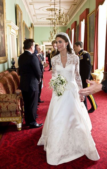 « Catherine dans les salons du palais. Derrière elle, le prince Harry entouré de personnalités du Commonwealth. » - Paris Match n°3233, 2 mai 2011