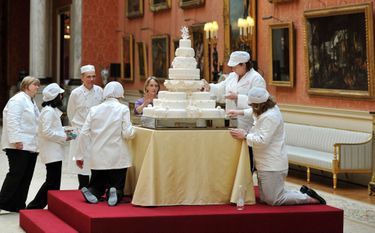 La mise en place du gâteau de mariage de Kate et William à Buckingham, le 29 avril 2011.