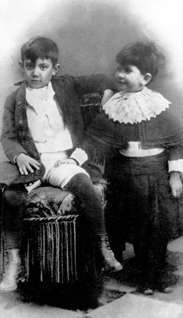 Pablo Picasso (à g.) à l'âge de 7 ans, avec sa soeur Lola, en 1888 à Malaga.