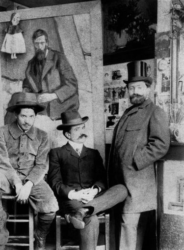 Pablo Picasso (à g.) dans son atelier du boulevard de Clichy avec Pedro Mañach et Torres Fuster, 1901.