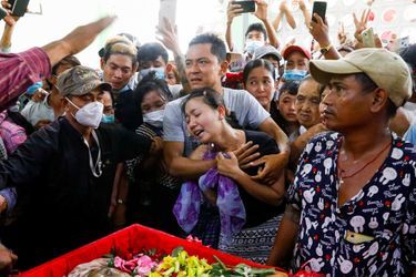 Les funérailles de Zaw Myat Linn, militant de la Ligue nationale pour la démocratie, le parti d'Aung San Suu Kyi, décédé en détention à Rangoun, le 11 mars 2021.