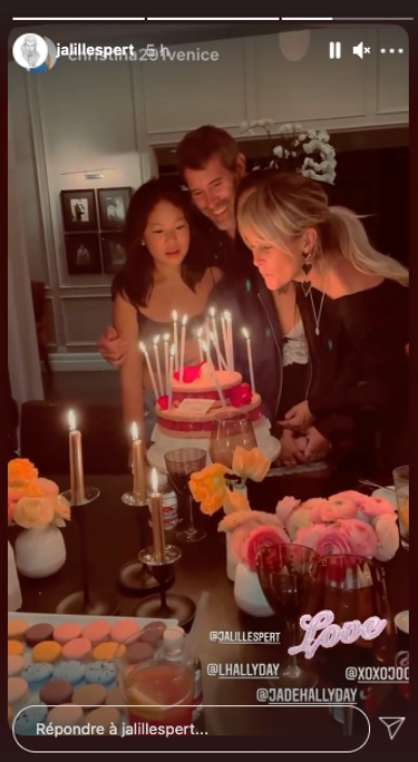 Laeticia Hallyday souffle ses bougies lors des célébrations de son 46e anniversaire avec ses filles et Jalil Lespert, le 18 mars 2021