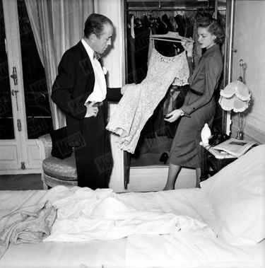 « Sa garde-robe : 5 tailleurs et 3 robes sévères, sauf celle du soir, en dentelle. » - Paris Match n°107, 7 avril 1951