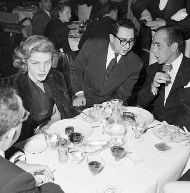 « Le dîner à la “Tour d'Argent”, Humphrey a voulu goûter le célèbre “canard au sang”. » - Paris Match n°107, 7 avril 1951