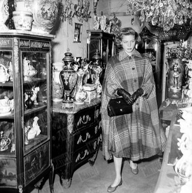 Lauren Bacall aux puces de Saint Ouen en avril 1951.