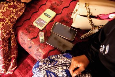 Les différents téléphones dont la jeune femme se sert pour négocier avec Boko Haram.